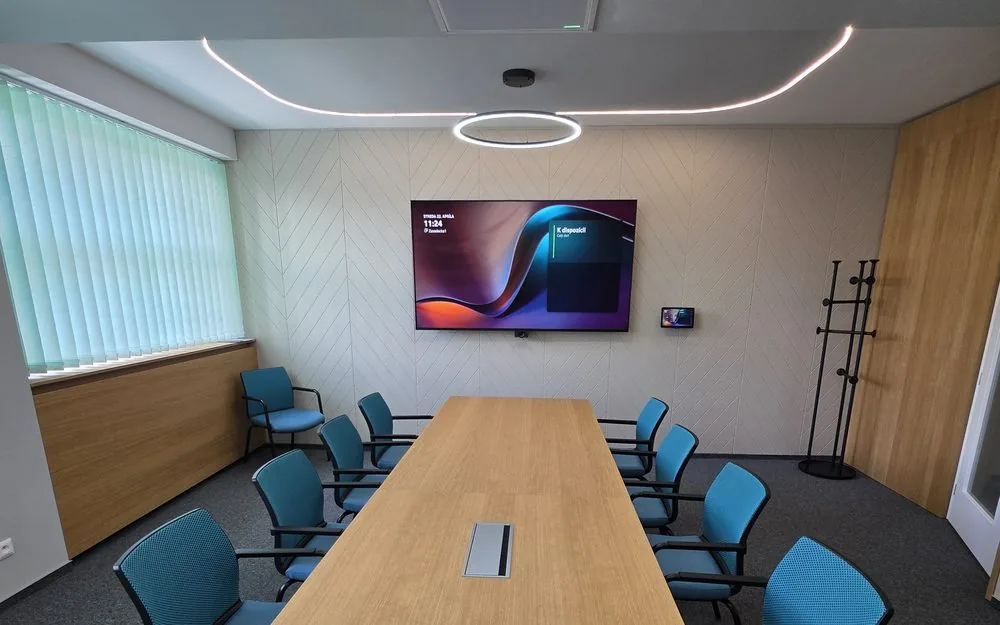 Zasadačka so Shure Room Kit 70, Sony matnou obrazovkou a ručnými mikrofónmi