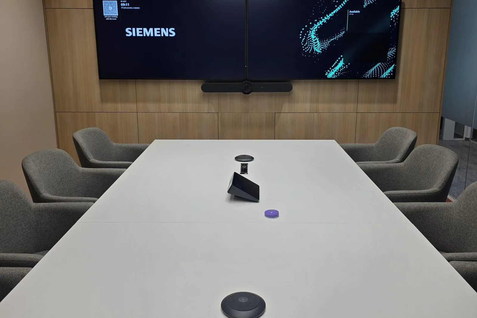 Zasadačka s duálnymi displejmi, video barom Logitech Rally Bar a stolovými mikrofónmi